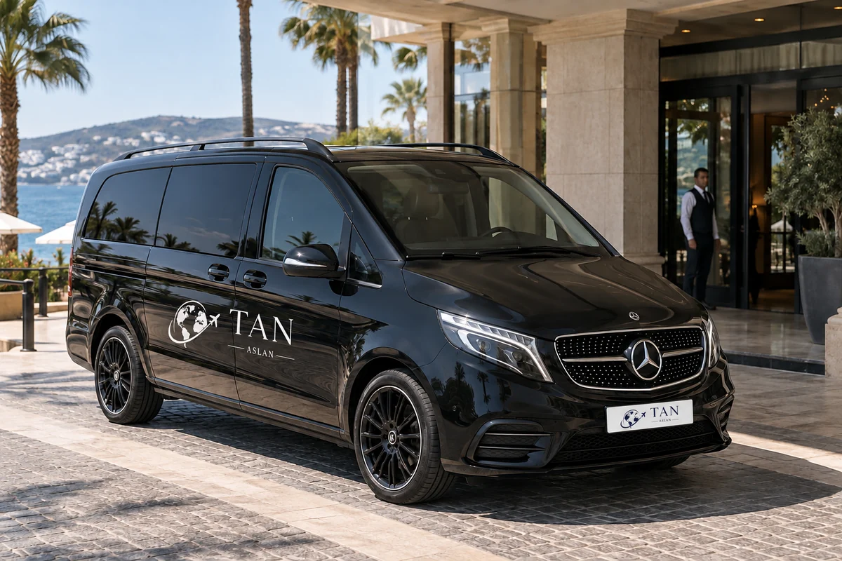 Kapısında ve beyaz plakasında Tan Aslan logosu bulunan siyah VIP Mercedes Vito